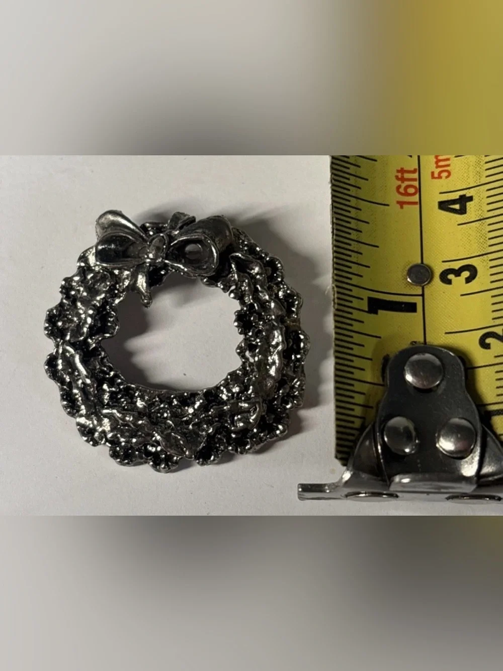 Vintage Christmas Textured Silvertone Metal Wreath Brooch Pin
